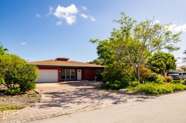 Pompano Plajı, FL, ABD - 22 Mayıs 2021: Pompano Beach Florida USA 'da tek kişilik aile evi