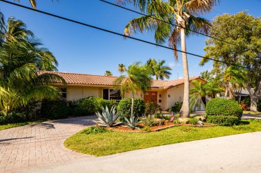 Pompano Plajı, FL, ABD - 22 Mayıs 2021: Pompano Beach Florida USA 'da tek kişilik aile evi