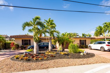 Pompano Plajı, FL, ABD - 22 Mayıs 2021: Pompano Beach Florida USA 'da tek kişilik aile evi