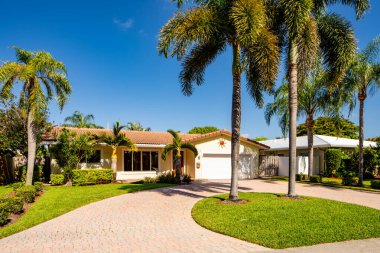 Pompano Plajı, FL, ABD - 22 Mayıs 2021: Pompano Beach Florida USA 'da tek kişilik aile evi