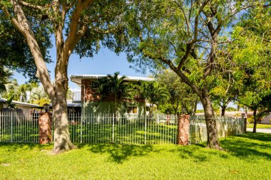 Pompano Plajı, FL, ABD - 22 Mayıs 2021: Pompano Beach Florida USA 'da tek kişilik aile evi