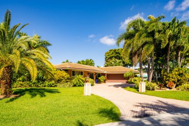 Pompano Plajı, FL, ABD - 22 Mayıs 2021: Pompano Beach Florida USA 'da tek kişilik aile evi