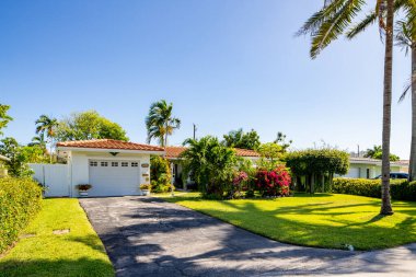 Pompano Plajı, FL, ABD - 22 Mayıs 2021: Pompano Beach Florida USA 'da tek kişilik aile evi