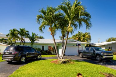 Pompano Plajı, FL, ABD - 22 Mayıs 2021: Pompano Beach Florida USA 'da tek kişilik aile evi
