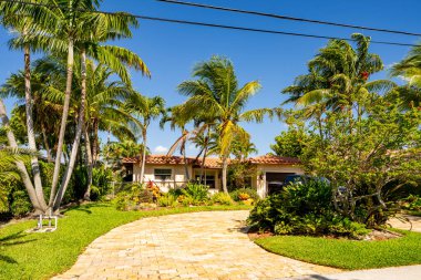 Pompano Plajı, FL, ABD - 22 Mayıs 2021: Pompano Beach Florida USA 'da tek kişilik aile evi