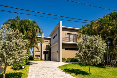 Pompano Plajı, FL, ABD - 22 Mayıs 2021: Pompano Beach Florida USA 'da tek kişilik aile evi