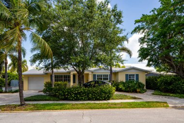 West Palm Beach, FL, ABD - 22 Mayıs 2021: Batı Palm Beach Florida ABD 'de lüks bir aile evinin fotoğrafı