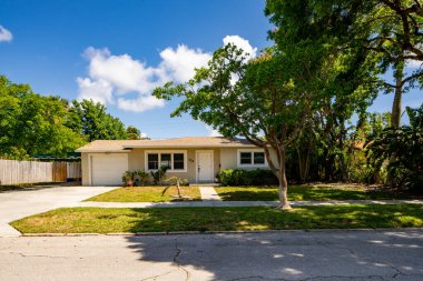 West Palm Beach, FL, ABD - 22 Mayıs 2021: Batı Palm Beach Florida ABD 'de lüks bir aile evinin fotoğrafı