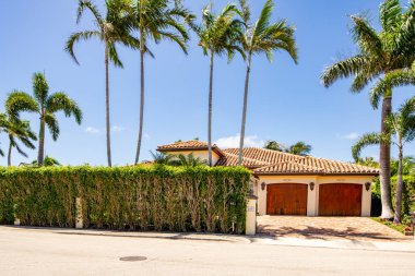 West Palm Beach, FL, ABD - 22 Mayıs 2021: Batı Palm Beach Florida ABD 'de lüks bir aile evinin fotoğrafı