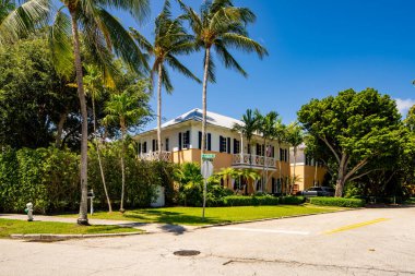 West Palm Beach, FL, ABD - 22 Mayıs 2021: Batı Palm Beach Florida ABD 'de lüks bir aile evinin fotoğrafı