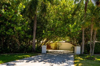 West Palm Beach, FL, ABD - 22 Mayıs 2021: Batı Palm Beach Florida ABD 'de lüks bir aile evinin fotoğrafı