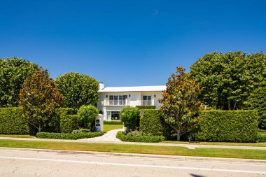 West Palm Beach, FL, ABD - 22 Mayıs 2021: Batı Palm Beach Florida ABD 'de lüks bir aile evinin fotoğrafı