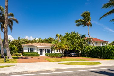 West Palm Beach, FL, ABD - 22 Mayıs 2021: Batı Palm Beach Florida ABD 'de lüks bir aile evinin fotoğrafı