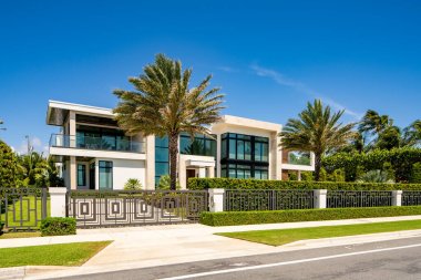 West Palm Beach, FL, ABD - 22 Mayıs 2021: Batı Palm Beach Florida ABD 'de lüks bir aile evinin fotoğrafı