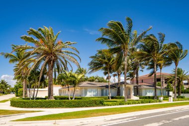 West Palm Beach, FL, ABD - 22 Mayıs 2021: Batı Palm Beach Florida ABD 'de lüks bir aile evinin fotoğrafı