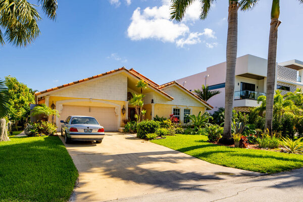 Помпано-Бич, Флорида, США - 22 мая 2021 года: Дом на одну семью в Помпано-Бич Флорида, США
