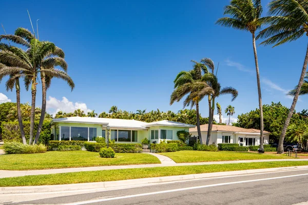 West Palm Beach, FL, ABD - 22 Mayıs 2021: Batı Palm Beach Florida ABD 'de lüks bir aile evinin fotoğrafı