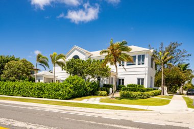 West Palm Beach, FL, ABD - 22 Mayıs 2021: Batı Palm Beach Florida ABD 'de lüks bir aile evinin fotoğrafı