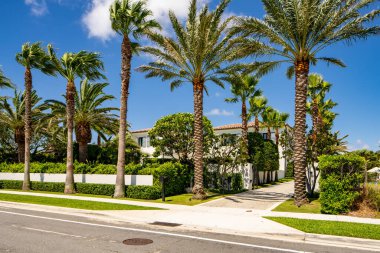 West Palm Beach, FL, ABD - 22 Mayıs 2021: Batı Palm Beach Florida ABD 'de lüks bir aile evinin fotoğrafı