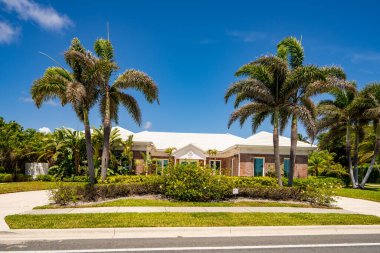 West Palm Beach, FL, ABD - 22 Mayıs 2021: Batı Palm Beach Florida ABD 'de lüks bir aile evinin fotoğrafı