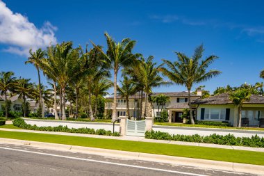 West Palm Beach, FL, ABD - 22 Mayıs 2021: Batı Palm Beach Florida ABD 'de lüks bir aile evinin fotoğrafı