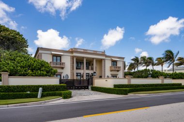 West Palm Beach, FL, ABD - 22 Mayıs 2021: Batı Palm Beach Florida ABD 'de lüks bir aile evinin fotoğrafı