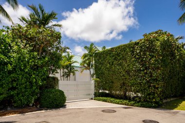 West Palm Beach, FL, ABD - 22 Mayıs 2021: Batı Palm Beach Florida ABD 'de lüks bir aile evinin fotoğrafı