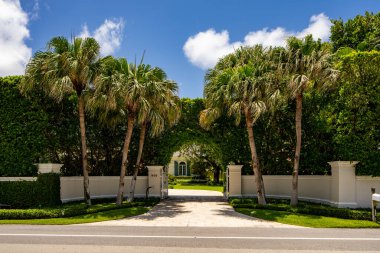West Palm Beach, FL, ABD - 22 Mayıs 2021: Batı Palm Beach Florida ABD 'de lüks bir aile evinin fotoğrafı