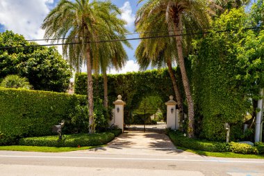 West Palm Beach, FL, ABD - 22 Mayıs 2021: Batı Palm Beach Florida ABD 'de lüks bir aile evinin fotoğrafı