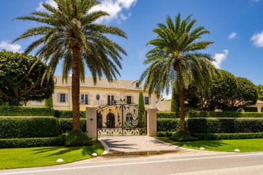 West Palm Beach, FL, ABD - 22 Mayıs 2021: Batı Palm Beach Florida ABD 'de lüks bir aile evinin fotoğrafı