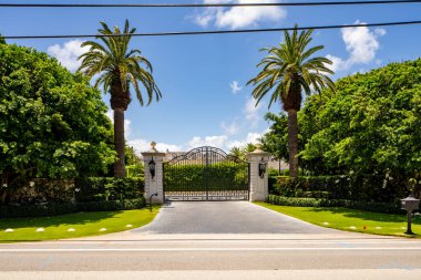 West Palm Beach, FL, ABD - 22 Mayıs 2021: Batı Palm Beach Florida ABD 'de lüks bir aile evinin fotoğrafı