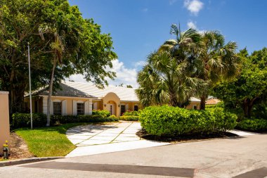 West Palm Beach, FL, ABD - 22 Mayıs 2021: Batı Palm Beach Florida ABD 'de lüks bir aile evinin fotoğrafı