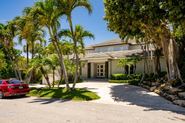 West Palm Beach, FL, ABD - 22 Mayıs 2021: Batı Palm Beach Florida ABD 'de lüks bir aile evinin fotoğrafı