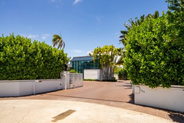 West Palm Beach, FL, ABD - 22 Mayıs 2021: Batı Palm Beach Florida ABD 'de lüks bir aile evinin fotoğrafı