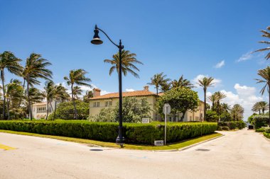 West Palm Beach, FL, ABD - 22 Mayıs 2021: Batı Palm Beach Florida ABD 'de lüks bir aile evinin fotoğrafı