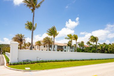 West Palm Beach, FL, ABD - 22 Mayıs 2021: Batı Palm Beach Florida ABD 'de lüks bir aile evinin fotoğrafı