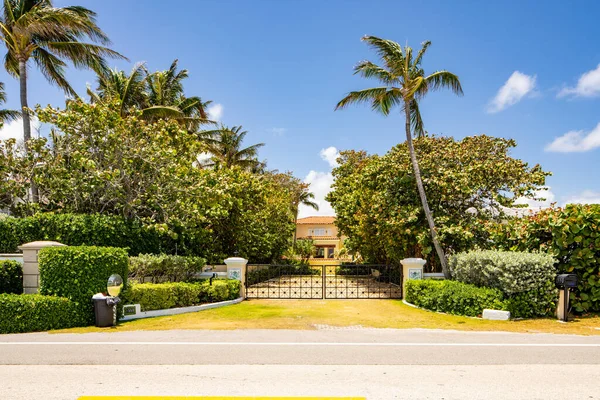 美国佛罗里达州西棕榈滩 2021年5月22日 美国佛罗里达州西棕榈滩的豪宅照片 — 图库照片
