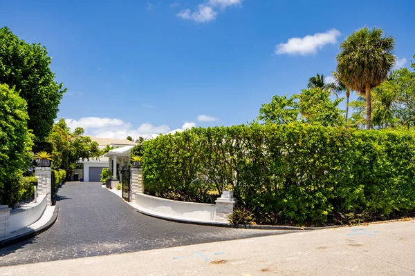 West Palm Beach, FL, ABD - 22 Mayıs 2021: Batı Palm Beach Florida ABD 'de lüks bir aile evinin fotoğrafı