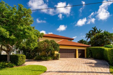 Delray Beach, FL, ABD - 28 Mayıs 2021: Tropic Island Delray Beach, FL USA