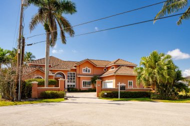 Delray Beach, FL, ABD - 28 Mayıs 2021: Tropic Island Delray Beach, FL USA