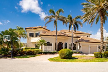 Delray Beach, FL, ABD - 28 Mayıs 2021: Tropic Island Delray Beach, FL USA