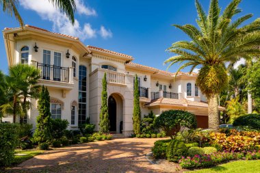 Delray Beach, FL, ABD - 28 Mayıs 2021: Tropic Island Delray Beach, FL USA