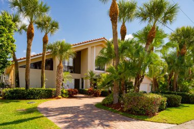 Delray Beach, FL, ABD - 28 Mayıs 2021: Tropic Island Delray Beach, FL USA