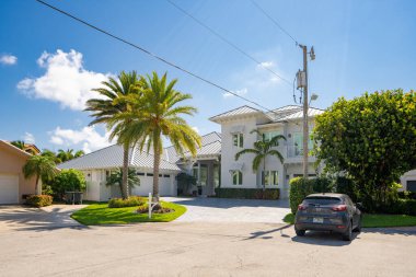 Delray Beach, FL, ABD - 28 Mayıs 2021: Tropic Island Delray Beach, FL USA