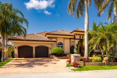 Delray Beach, FL, ABD - 28 Mayıs 2021: Tropic Island Delray Beach, FL USA