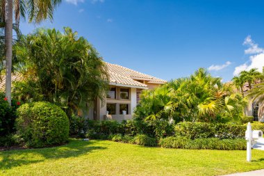 Delray Beach, FL, ABD - 28 Mayıs 2021: Tropic Island Delray Beach, FL USA