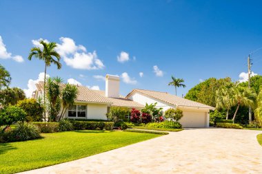 Delray Beach, FL, ABD - 28 Mayıs 2021: Tropic Island Delray Beach, FL USA