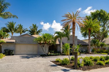Delray Beach, FL, ABD - 28 Mayıs 2021: Tropic Island Delray Beach, FL USA