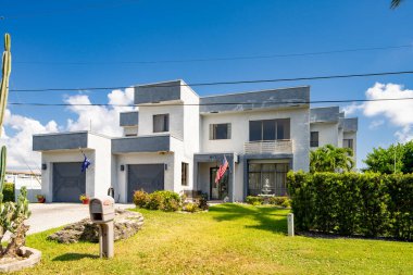 Delray Beach, FL, ABD - 28 Mayıs 2021: Tropic Island Delray Beach, FL USA