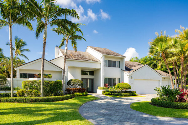 Делрей-Бич, штат Флорида, США - 28 мая 2021 года: дом на одну семью в городе Делрей-Бич, штат Флорида, США